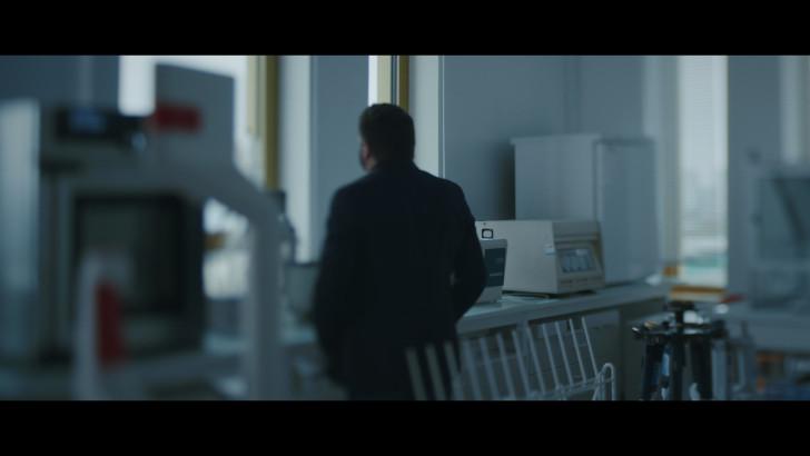 Luc, analyste armes chimiques, enquête sur l' utilisation d' armes prohibées (il apparaît de dos, son image est légèrement floutée)